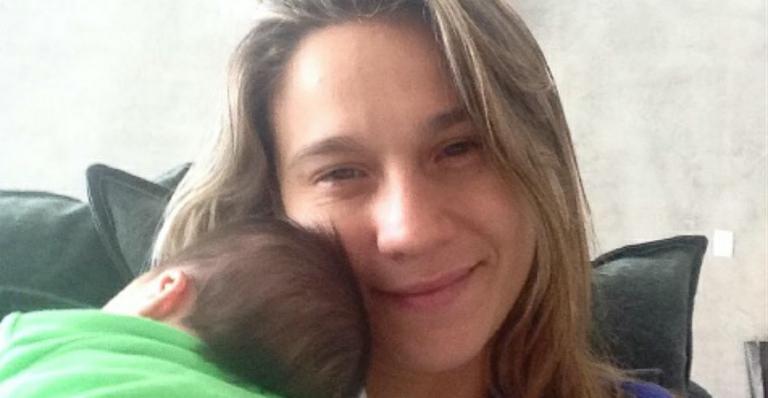 Fernanda Gentil adota a técnica da shantala para deixar o filho mais relaxado