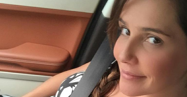 Deborah Secco mostra barriguinha em foto e seguidora elogia: ‘Grávida do ano’
