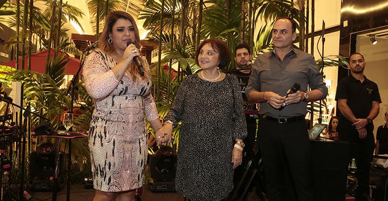 Preta Gil colore a tarde do amigo Renato Aguiar