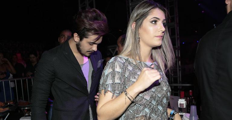 Luan Santana curte show agarradinho com Jade Magalhães