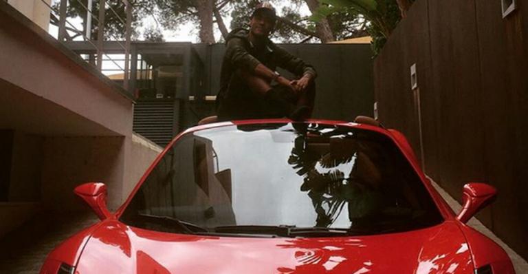 Neymar exibe sua nova Ferrari e diz realizar sonho da infância: “Fruto do meu trabalho”