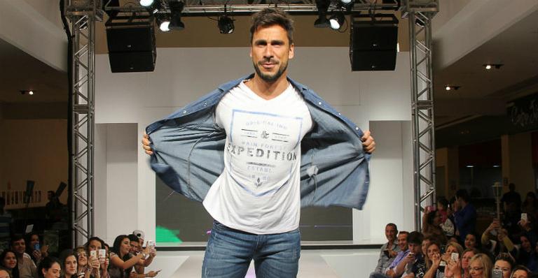 Ator Julio Rocha faz caras e bocas em desfile de moda em São Paulo