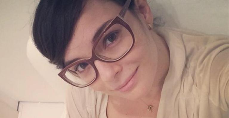 Regiane Alves posa amamentando o filho e fala sobre importância do aleitamento