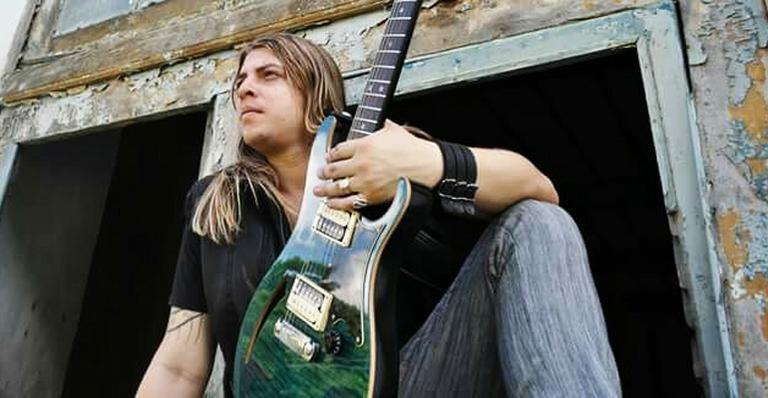 Substituto de Chimbinha na Banda Calypso, Ian Marinho faz sucesso na internet