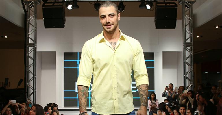 Felipe Titto causa euforia em desfile na grande São Paulo