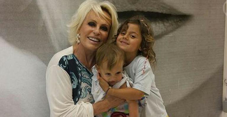 Ana Maria Braga recebe a visita das netas no ‘Mais Você’