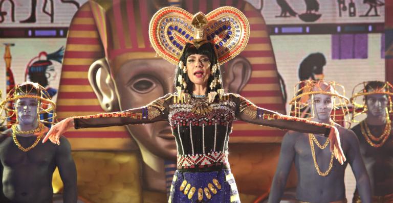 Luciana Gimenez encarna Cleópatra em ‘Dark Horse’, de Katy Perry
