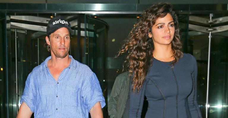 Matthew McConaughey escorrega no look durante jantar com Camila Alves
