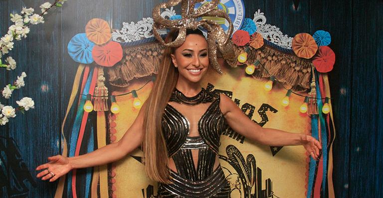 Sabrina Sato exibe corpaço em look ousado na final de samba da Vila Isabel