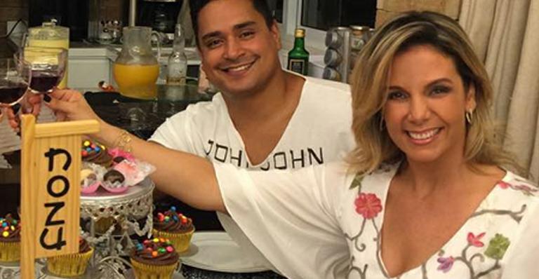 Carla Perez e Xanddy recebem Scheila Carvalho e Tony Salles em jantar em sua casa