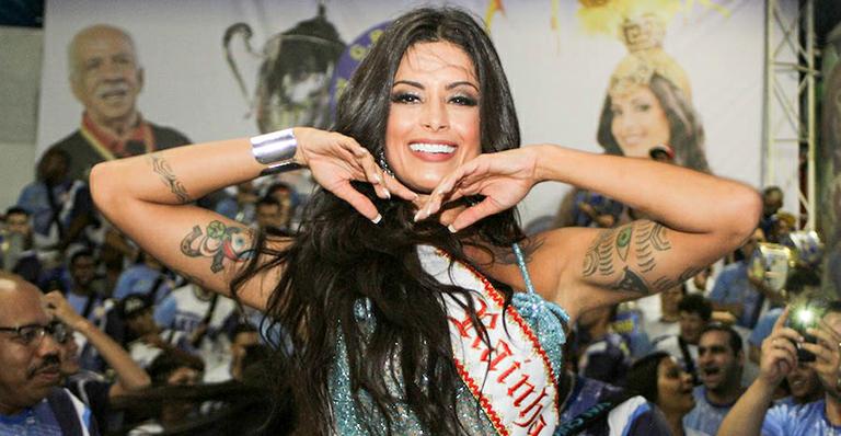 Aline Riscado é coroada Rainha de Bateria e aposta em vestido transparente