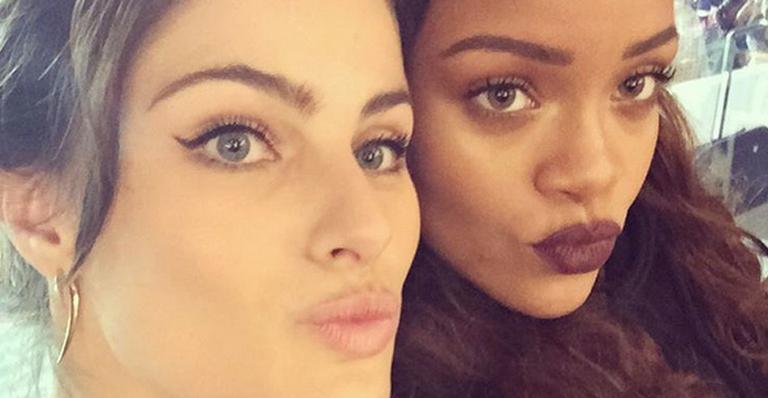 Em Paris, Isabeli Fontana faz ‘biquinho’ em foto com Rihanna
