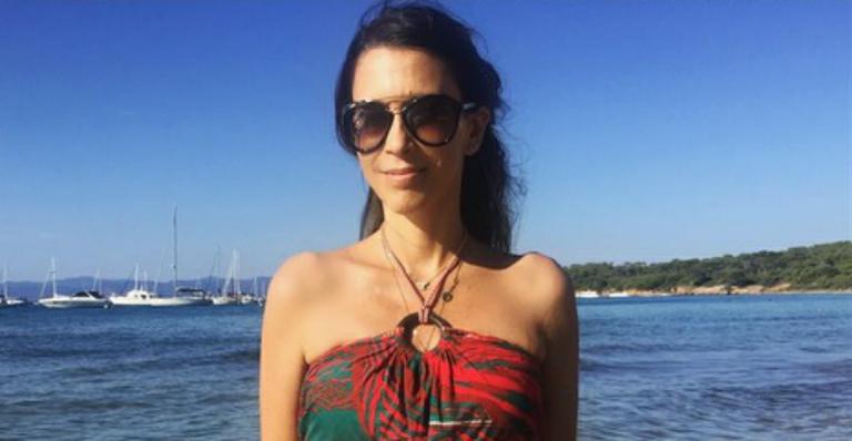 Grávida do segundo filho, Sarah Oliveira exibe o barrigão na praia