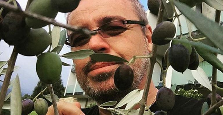 Em férias, Gugu Liberato aparece grisalho e barbudo em viagem para Portugal