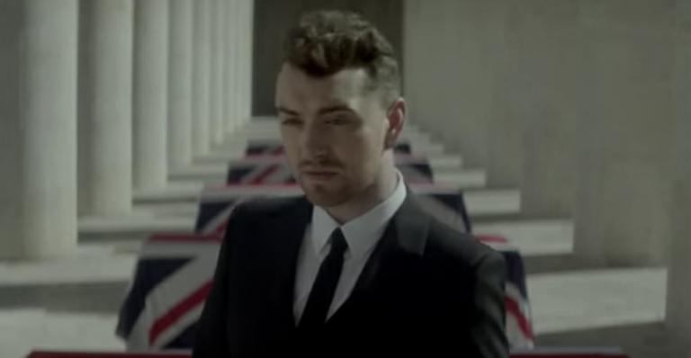 Sam Smith lança clipe com trechos de ‘007 Contra Spectre’; veja ‘Writing’s On The Wall’