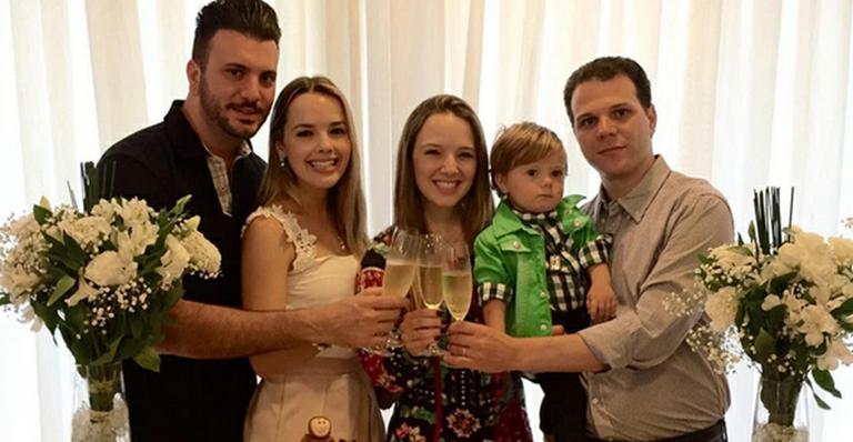 Cantora Thaeme Mariôto ganha bolo e festa surpresa por seu aniversário
