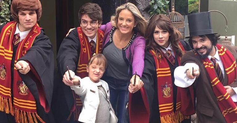 Rafaella Justus esbanja fofura em foto cercada por bruxos de ‘Harry Potter’