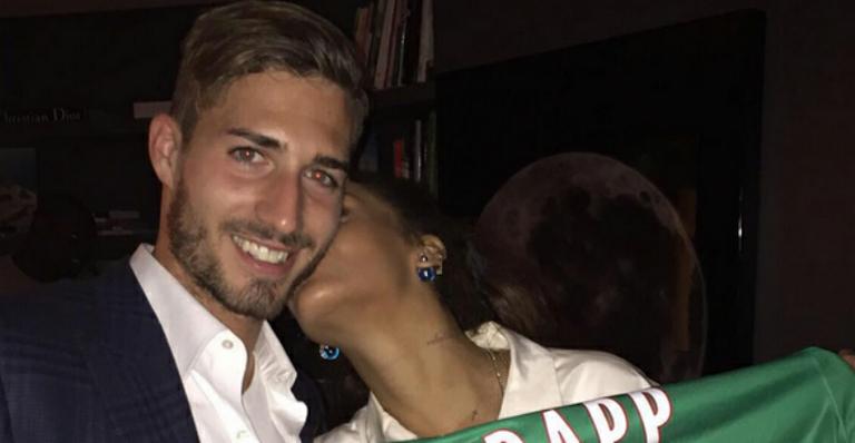 Rihanna tieta e dá beijinho em Kevin Trapp, goleiro do Paris Saint-Germain