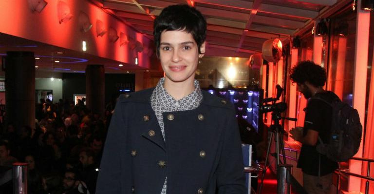 Com novo visual, Maria Flor prestigia Festival de Cinema no Rio de Janeiro