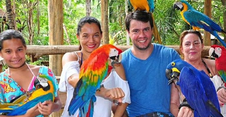 Grávida aos 44, Monica Carvalho posa com a família e barriguinha chama a atenção