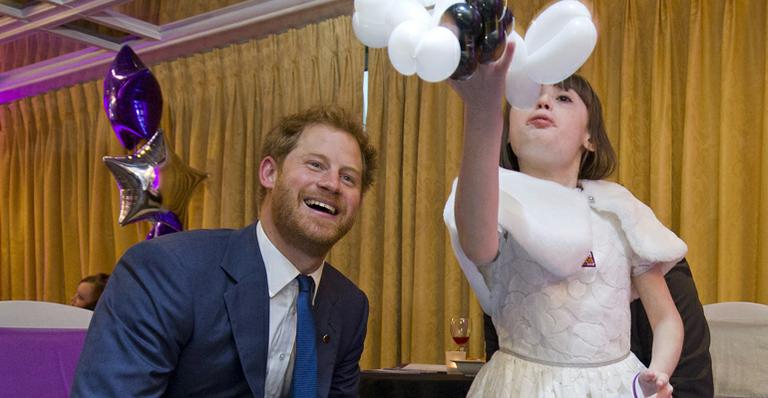 Príncipe Harry brinca com crianças doentes em evento beneficente