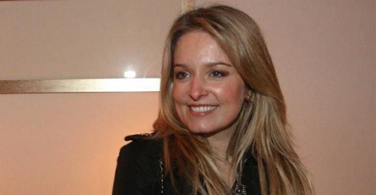 Luciana Vendramini posa em cama de hospital e diz que está com “infecção séria”