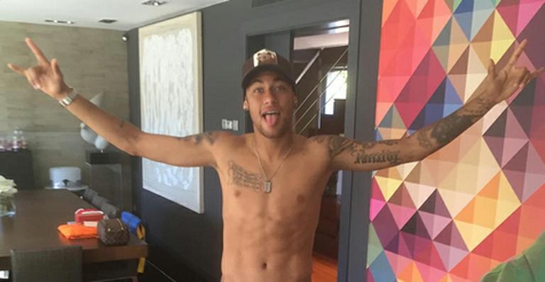 Neymar exibe seu novo brinquedinho aos fãs na web