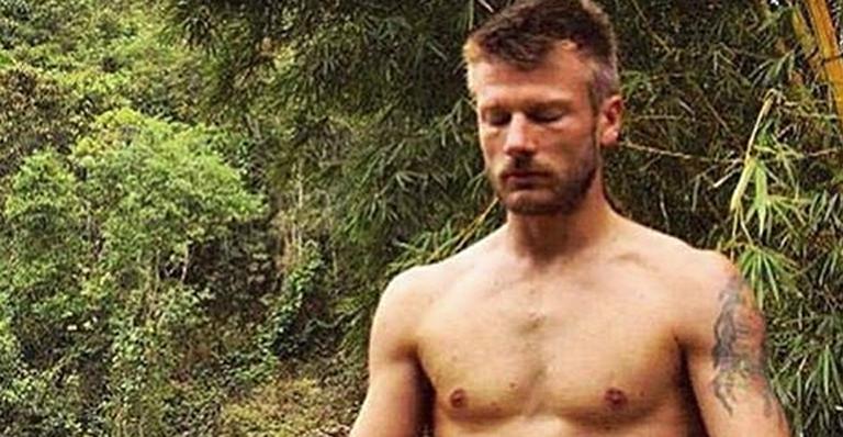 Sem camisa, Rodrigo Hilbert pratica yoga e recebe elogios
