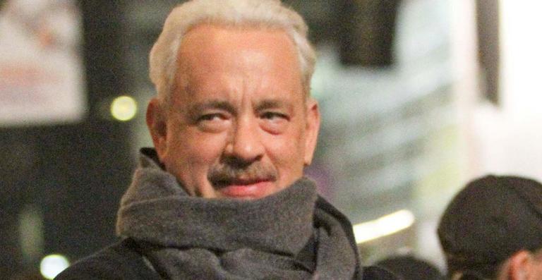 Tom Hanks aparece com o cabelo branco nos bastidores de novo filme