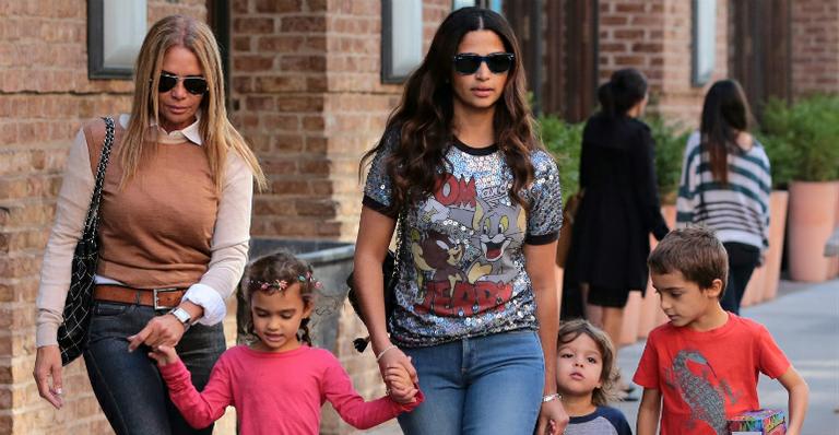 Camila Alves passeia com os filhos nas ruas de Nova York