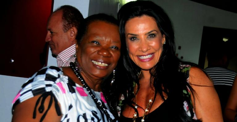 Scheila Carvalho ganha festa surpresa com a presença de Neusa Borges