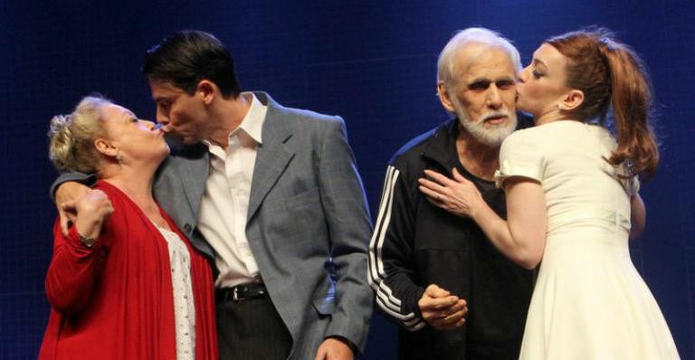 Francisco Cuoco e Suely Franco são homenageados pelo elenco da peça ‘O beijo no asfalto’