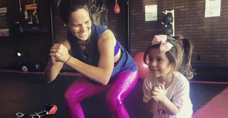 Filha de Fernanda Pontes acompanha a mãe em treino: “Mini personal”