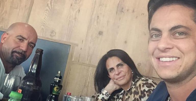 Thammy Miranda exibe barba no rosto durante almoço com Gretchen e marido
