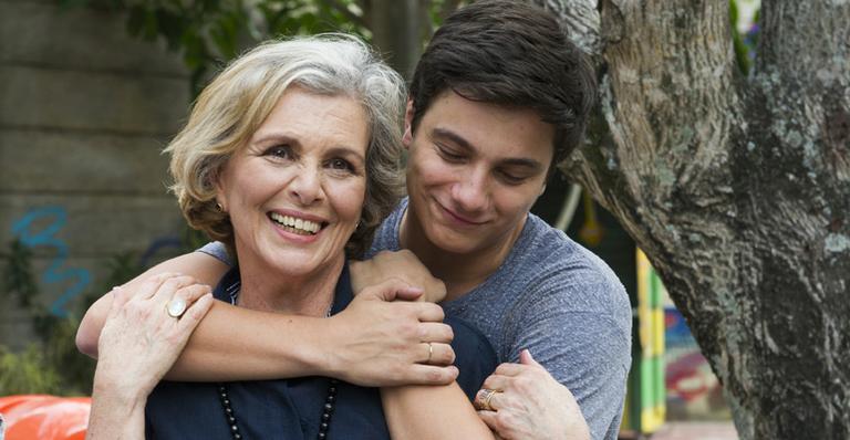 Irene Ravache irá contracenar com o neto, Cadu Libonati, na nova fase de ‘Além do Tempo’