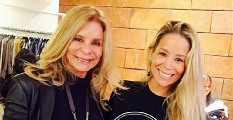 Danielle Winits fala sobre boa forma da mãe: “É difícil ir à praia com ela”