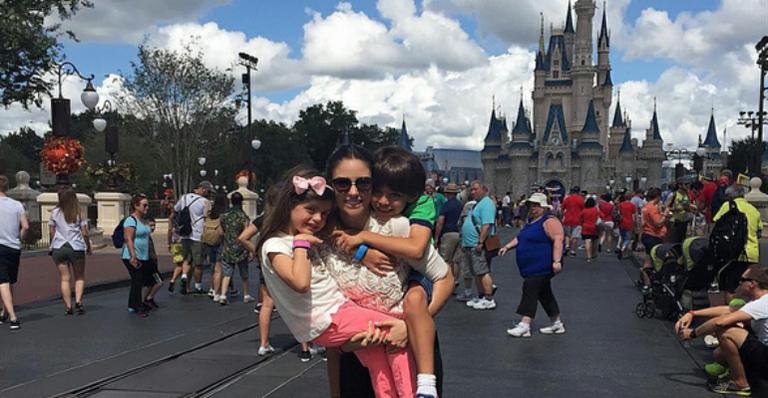 Carol Celico se diverte com os filhos na Disney