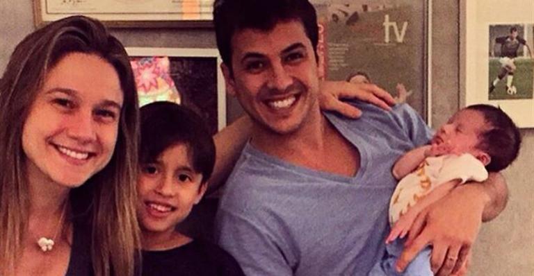 Fernanda Gentil mostra o filho sendo protegido pela cachorra de estimação