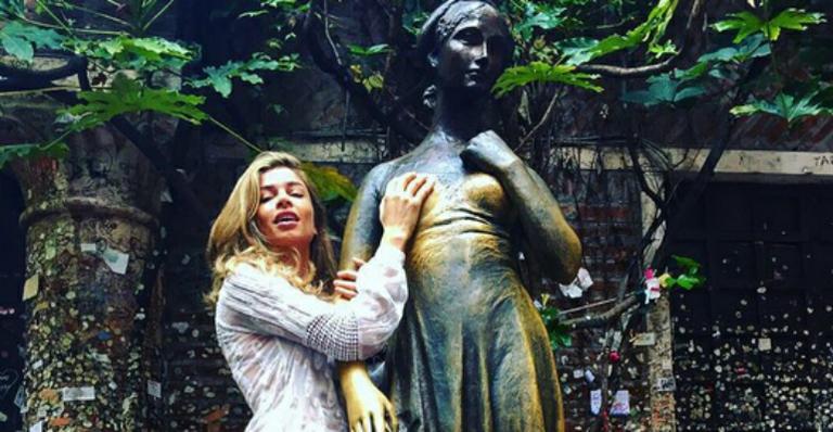Grazi Massafera visita casa de Julieta em Verona, na Itália