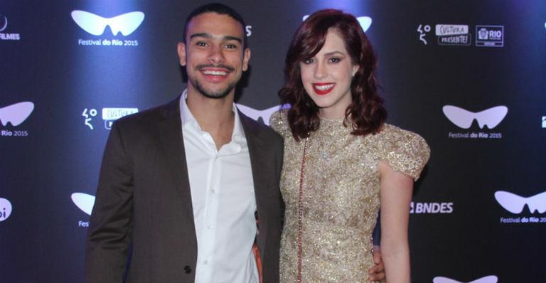 Sophia Abrahão e Sérgio Malheiros trocam beijos durante festival de cinema no Rio