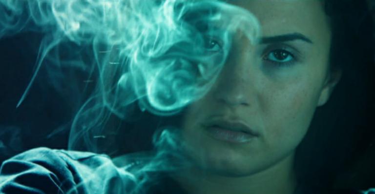 Demi Lovato é uma criminosa no clipe de ‘Confident’; assista
