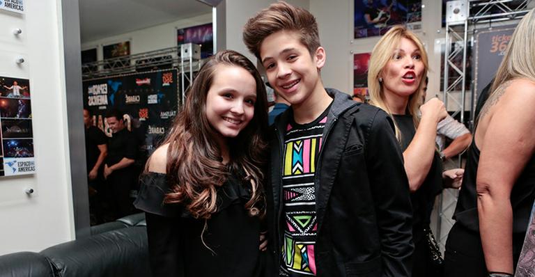 Larissa Manoela e João Guilherme curtem show de Leonardo e Eduardo Costa