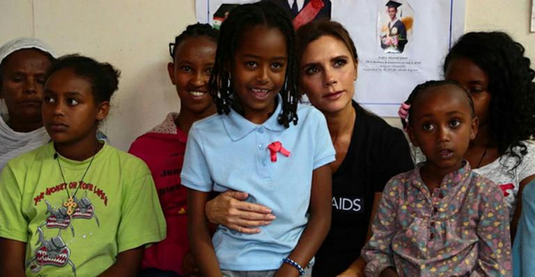 Victoria Beckham visita crianças e jovens na Etiópia