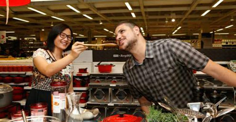 Jiang e Raul, do ‘Masterchef’, visitam mostra de decoração em SP