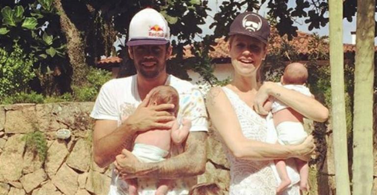 Luana Piovani toma banho de sol com os filhos e o marido em jardim de mansão