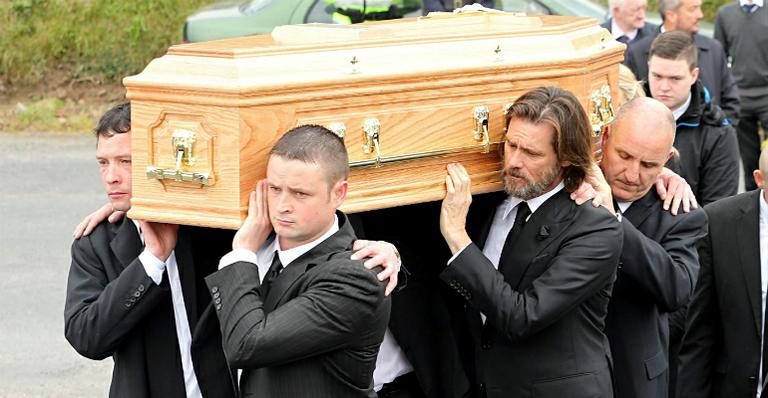 Jim Carrey carrega caixão de Cathriona White durante funeral na Irlanda
