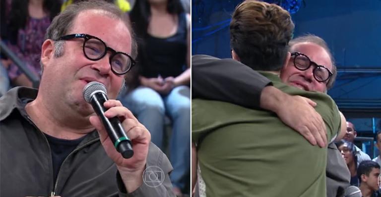 Otávio Müller chora com Luan Santana no ‘Altas Horas’ e ganha abraço do cantor