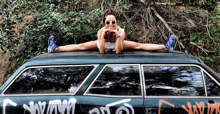 Sabrina Sato abre espacate em cima de carro