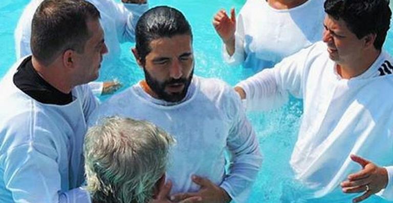 Sandro Pedroso é batizado e Jéssica Costa, filha de Leonardo, fala em casamento