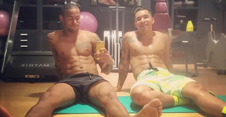 David Brazil mostra foto de Neymar sem camisa, na academia